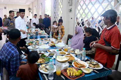 Selepas Jumatan, Presiden Jokowi Ajak Warga Makan Siang Bersama