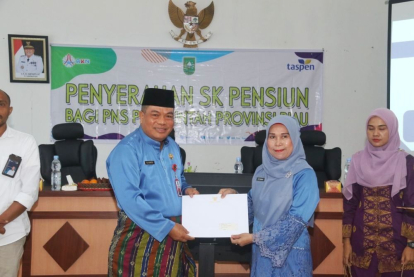 52 PNS dari 17 OPD Pemprov Riau Terima SK Pensiun