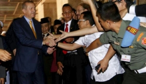 GoRiau Usai Salat Jumat, Jamaah Masjid Istiqlal Rebutan Salami Presiden Turki Erdogan