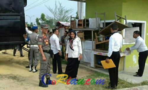 Satpol PP Pelalawan Tertibkan Lapak Pedagang di Ruang Publik Kreatif Pangkalan Kerinci