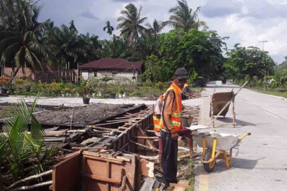 GoRiau Saluran Beton dan Turap Jalan Bengkalis - Ketam Putih Mulai Diperbaiki