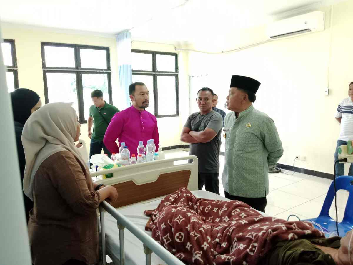 Jenguk Pasien RSUD Dorak, Bupati Asmar Pastikan Mutu Layanan Meranti