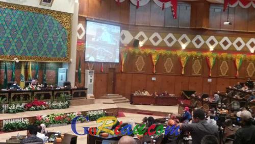 Rapat Paripurna Pengesahan Raperda SOPD di DPRD Riau Berlangsung Riuh