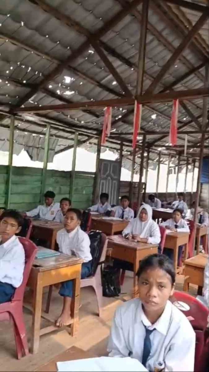 Kondisi Memprihatinkan SMPN Satu Atap Sinaboi Rokan Hilir, Siswa Belajar di Bawah Atap Bocor