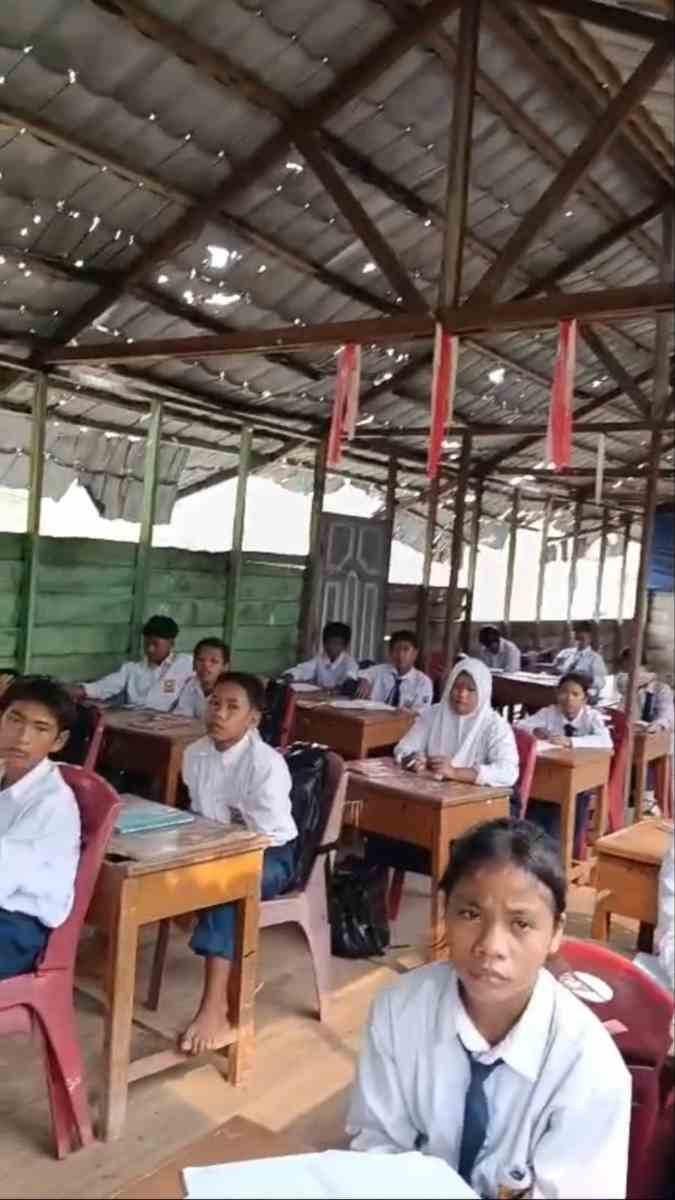 Kondisi Memprihatinkan SMPN Satu Atap Sinaboi Rokan Hilir, Siswa Belajar di Bawah Atap Bocor
