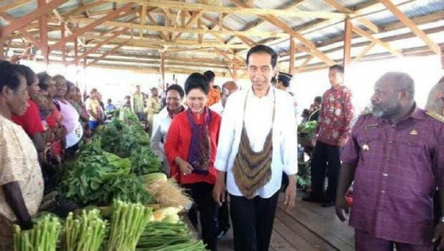 Pakai Noken, Jokowi Blusukan Menembus Zona Merah Papua