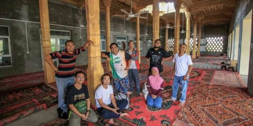 WartaPKU.com Shalat di Masjid Uighur, Sekelompok Turis Malaysia Ditangkap Pasukan Bersenjata China
