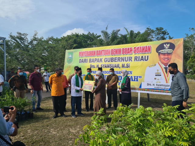 GoRiau Gubernur Riau saat menyerahkan