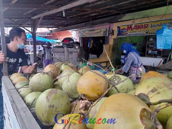 GoRiau Pedagang air kelapa di Jalan B