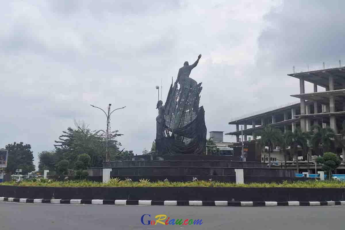 GoRiau Tampak belakang Tugu Zapin. (f