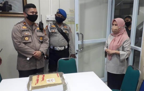 GoRiau Kapolsek Tampan memberikan kue