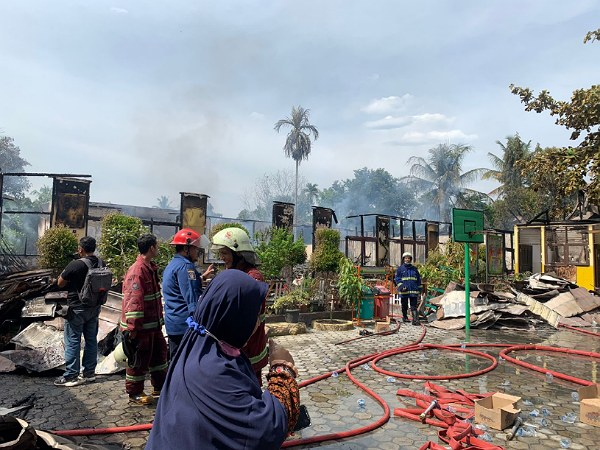 GoRiau Gedung sekolah yang terbakar.