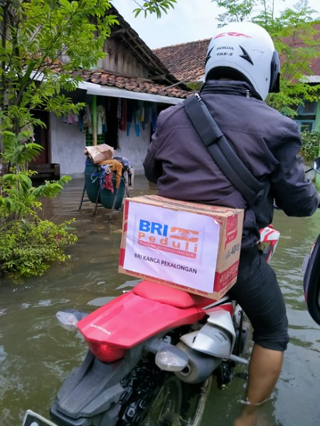 GoRiau Seorang petugas mengantarkan b