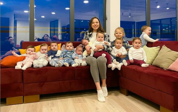 GoRiau Kristina bersama 11 bayinya. (