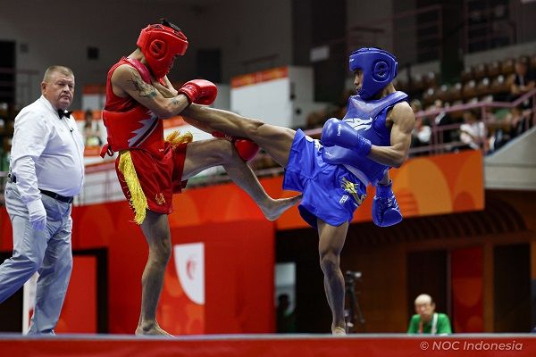 GoRiau Fereddy Sinaga (biru) saat mel