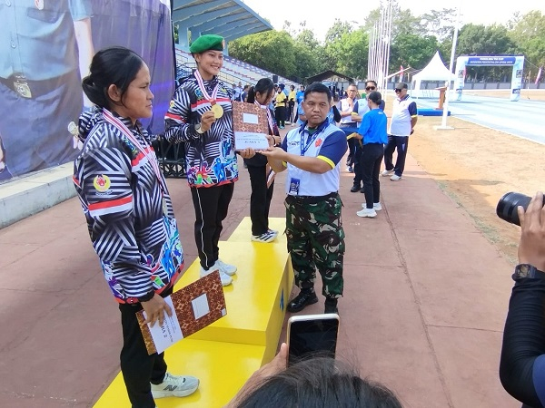 GoRiau Saat menyerahkan medali dan pi