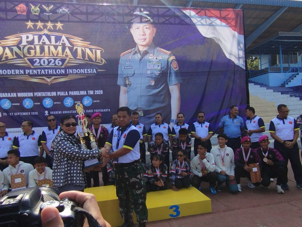 GoRiau Saat menyerahkan Piala Panglim