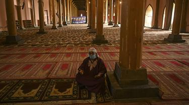 GoRiau Seorang Muslim berdoa di Masji