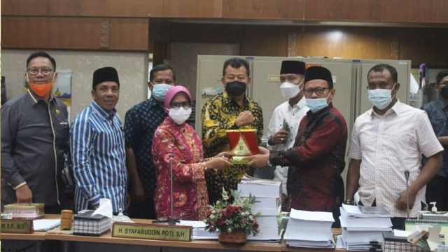 GoRiau Penyerahan suvenir dari DPRD B